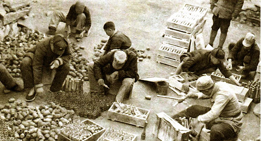 徐工集團(tuán)的前身華興鐵工廠誕生，后發(fā)展為徐州重型機(jī)械廠