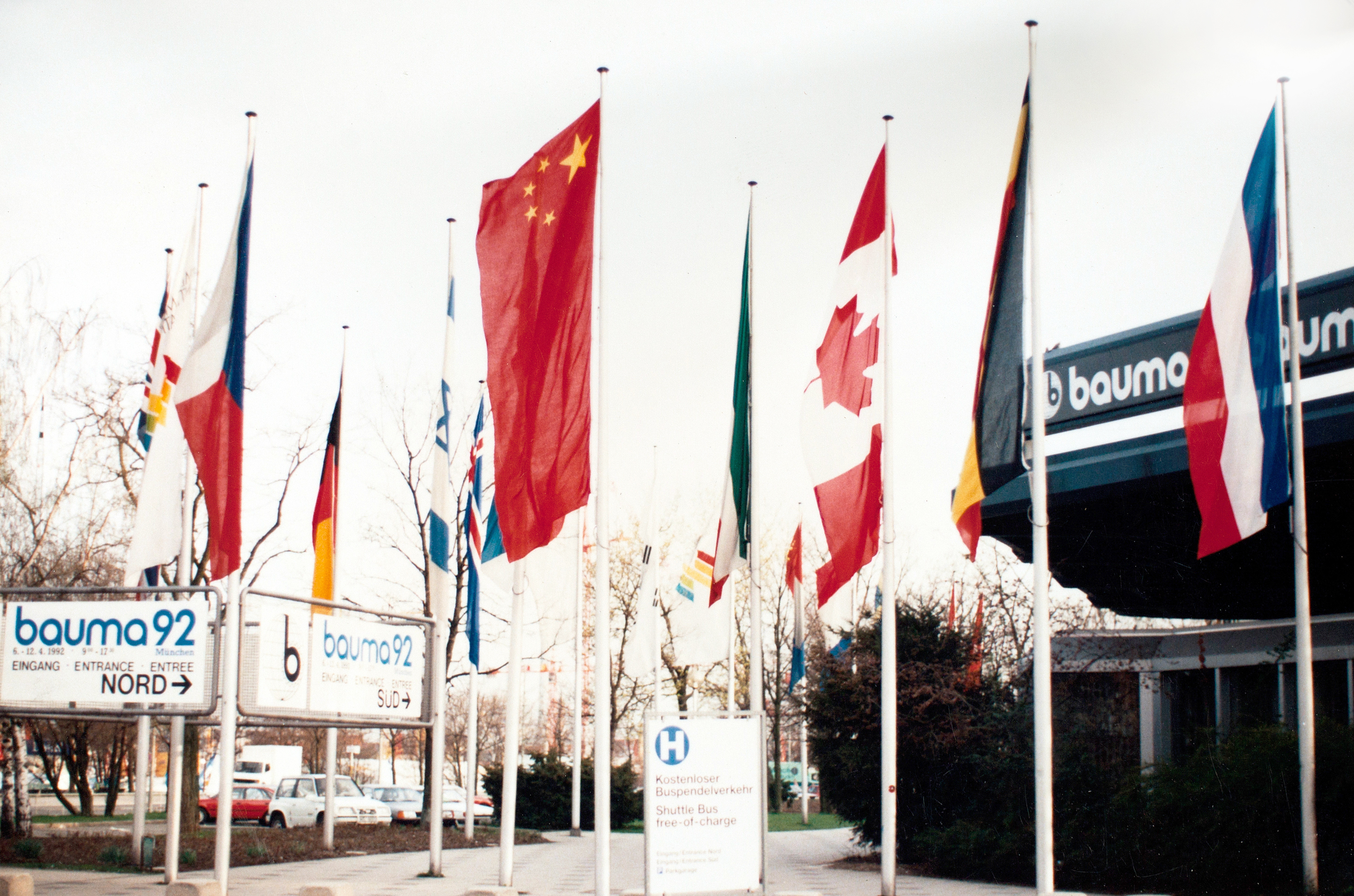 徐工成為行業(yè)首家取得自營(yíng)出口權(quán)的企業(yè)，正式拉開(kāi)國(guó)際化序幕；是年，徐工代表行業(yè)首次參加德國(guó)寶馬展