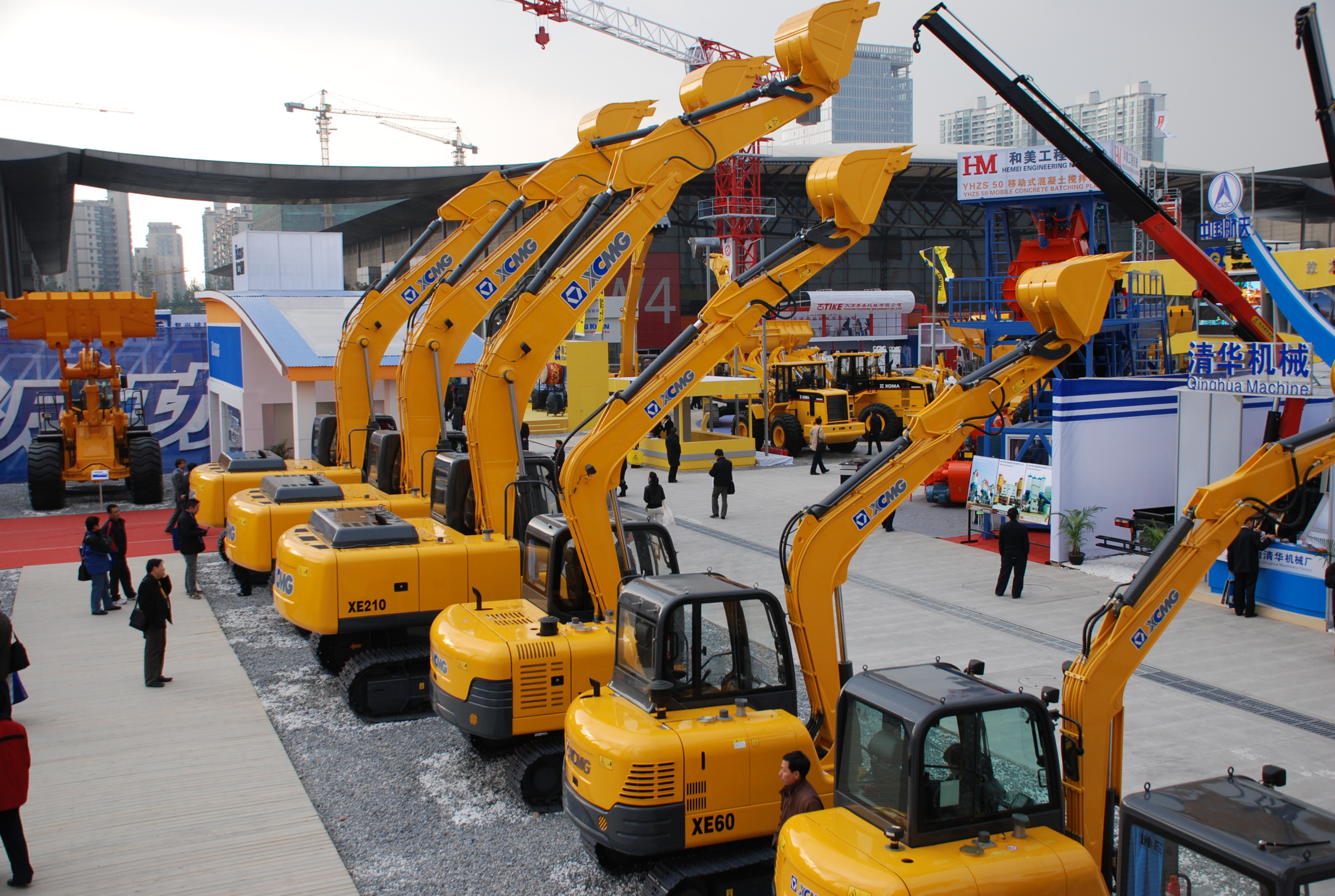 徐工與凱雷投資集團(tuán)發(fā)表聯(lián)合聲明終止合作，獨(dú)立進(jìn)行重組；是年，徐工與卡特彼勒終止合作，獨(dú)資成立徐州徐工挖掘機(jī)械有限公司