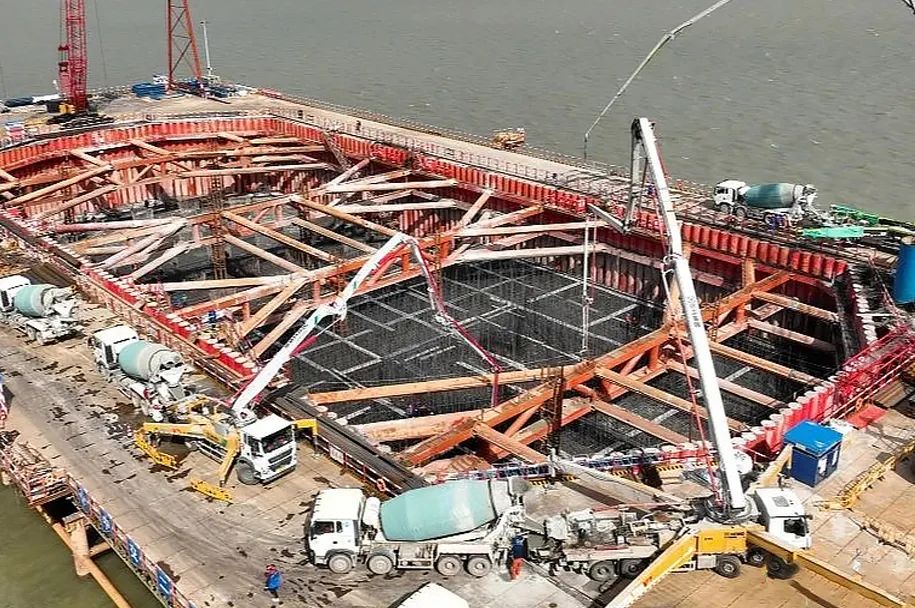 徐工泵車再筑“世界之最”張靖皋長江大橋！