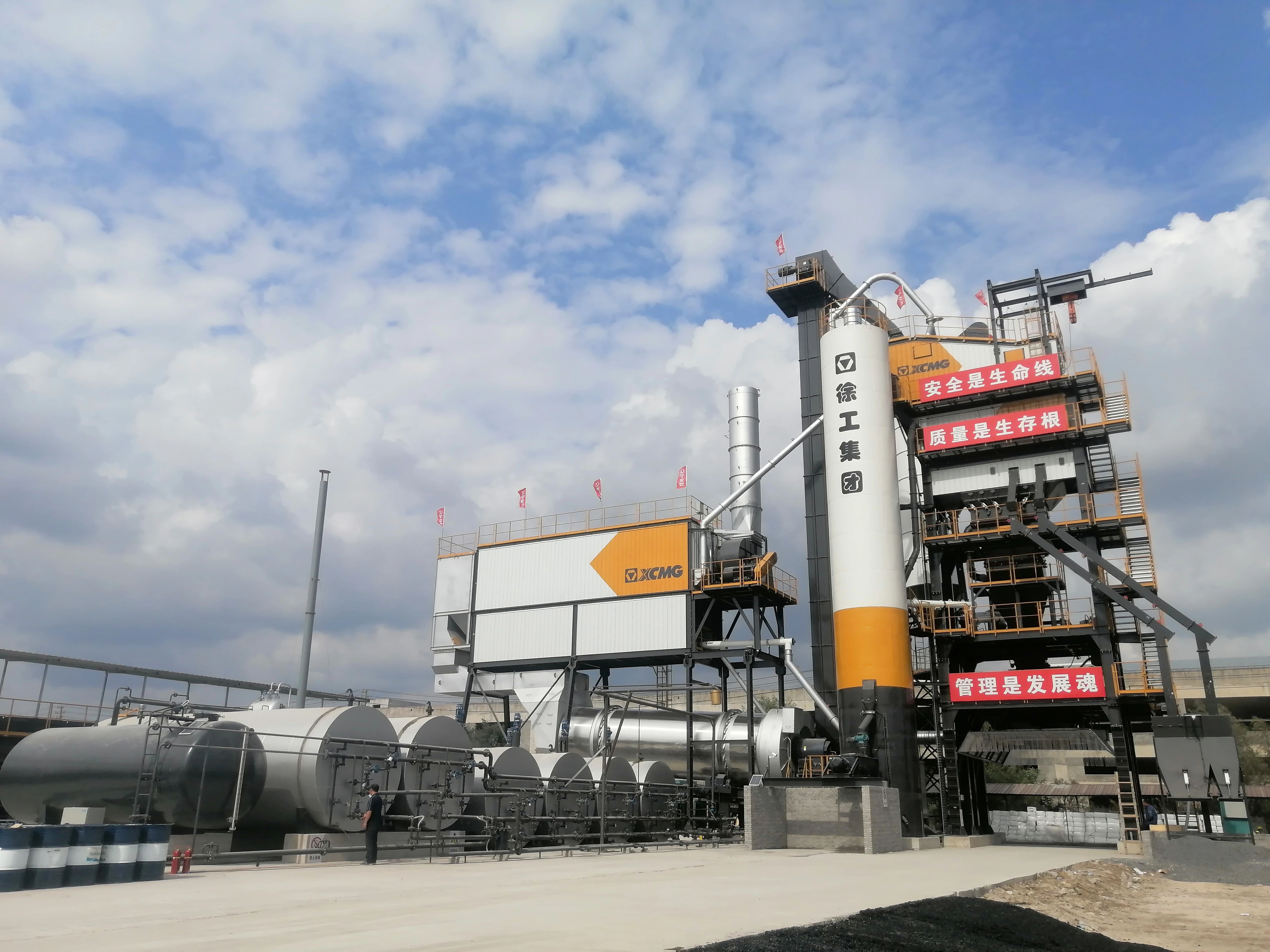 徐工4000型瀝青站 在鶴大高速大顯身手！