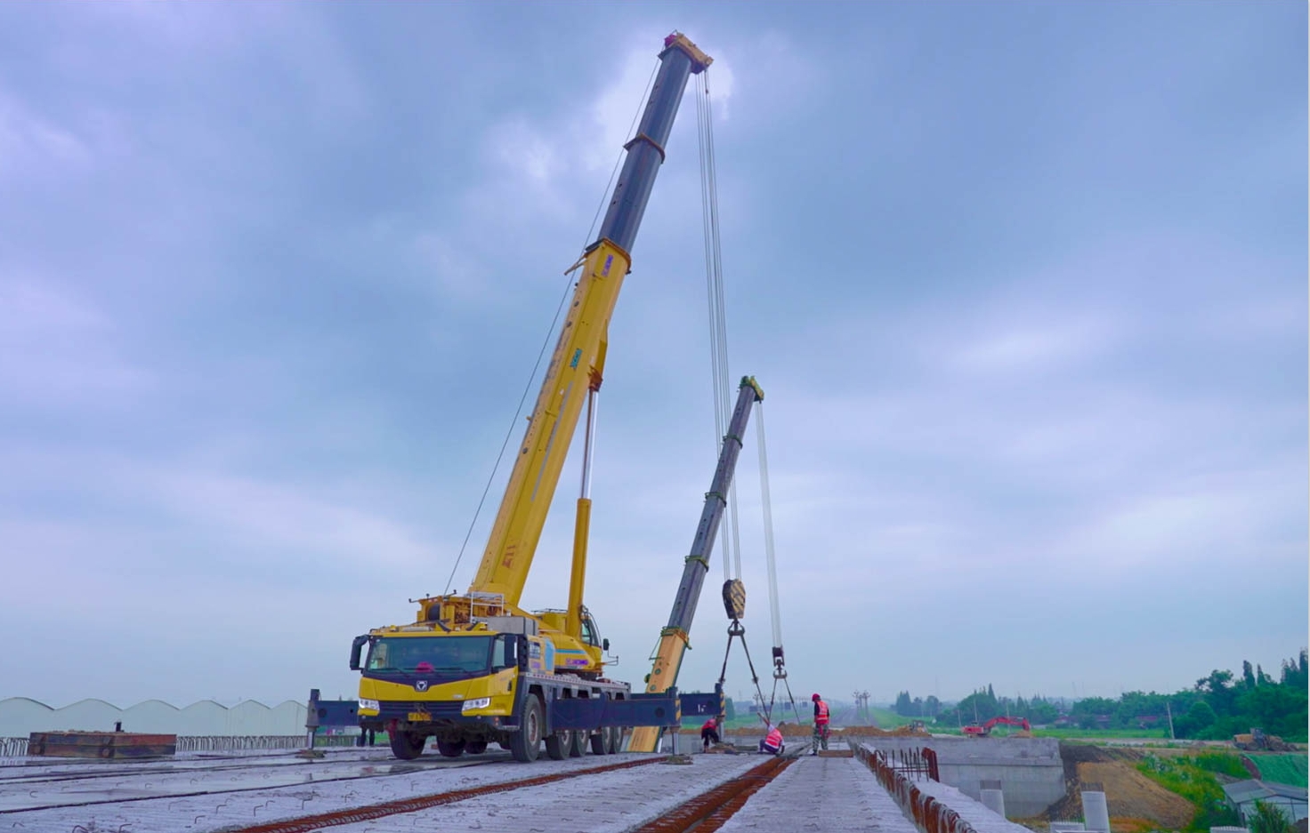 空中對飛接力！徐工三款百噸級聯(lián)袂抬吊！