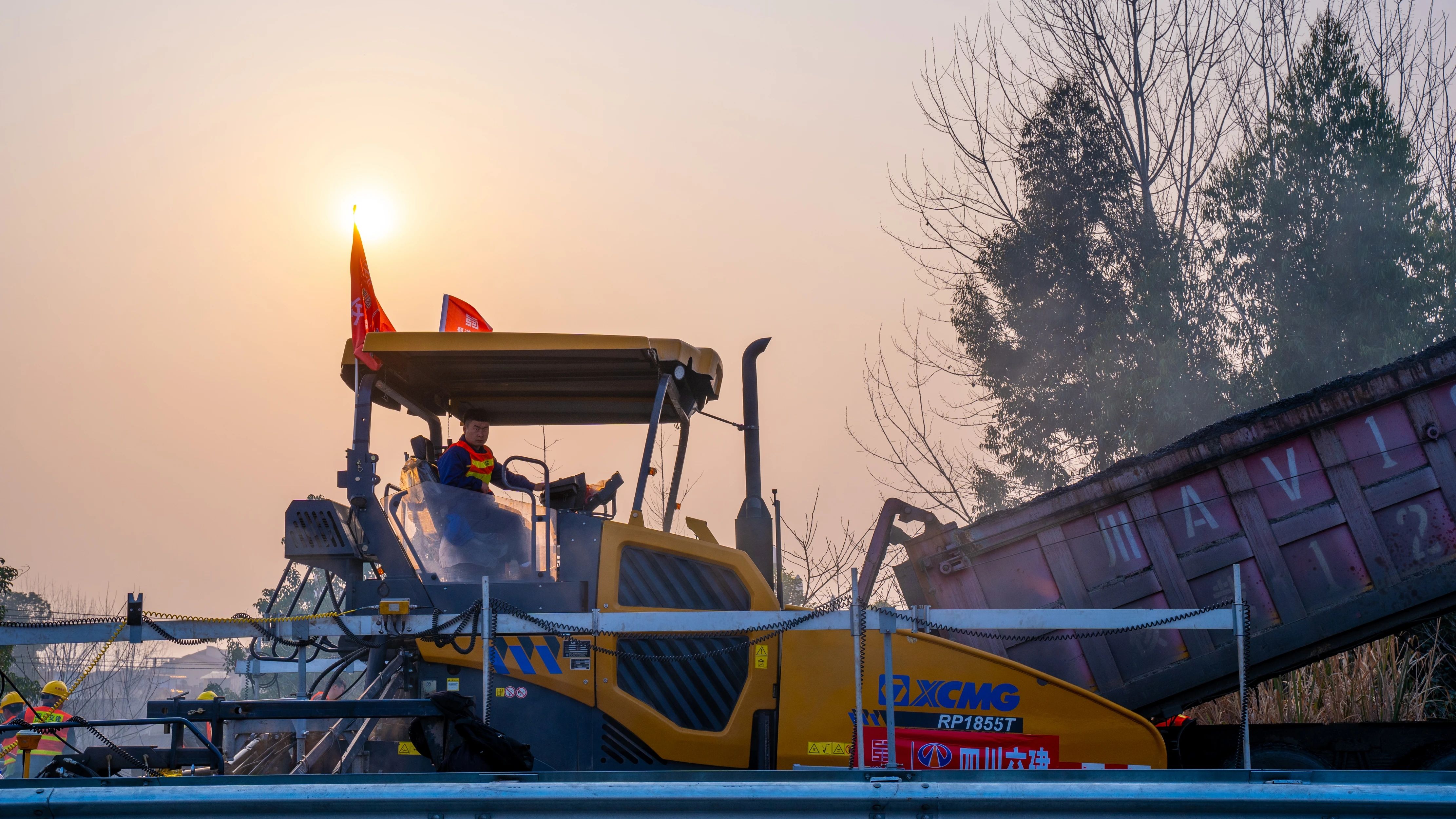 18天！徐工成套瀝青路面裝備助力成綿高速罩面施工！