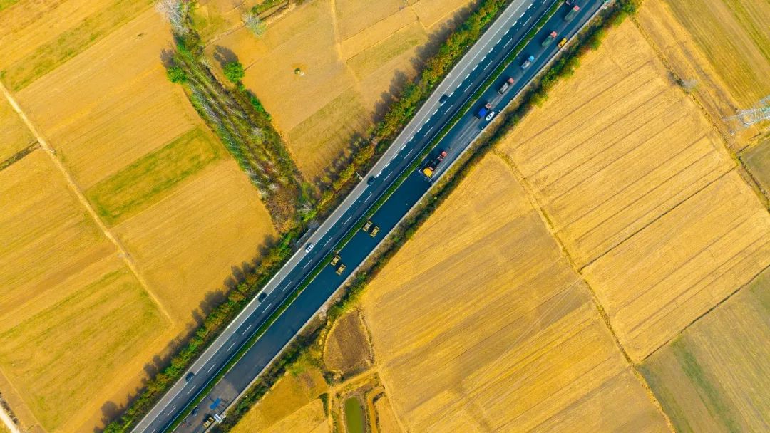 揚民族自信！徐工成套瀝青路面裝備助力家鄉(xiāng)高速建設(shè)！