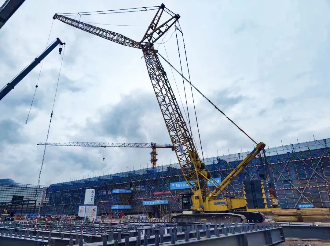“鋼”鐵的意志！徐工XGC320履帶起重機(jī)參建大跨度鋼結(jié)構(gòu)工業(yè)廠房