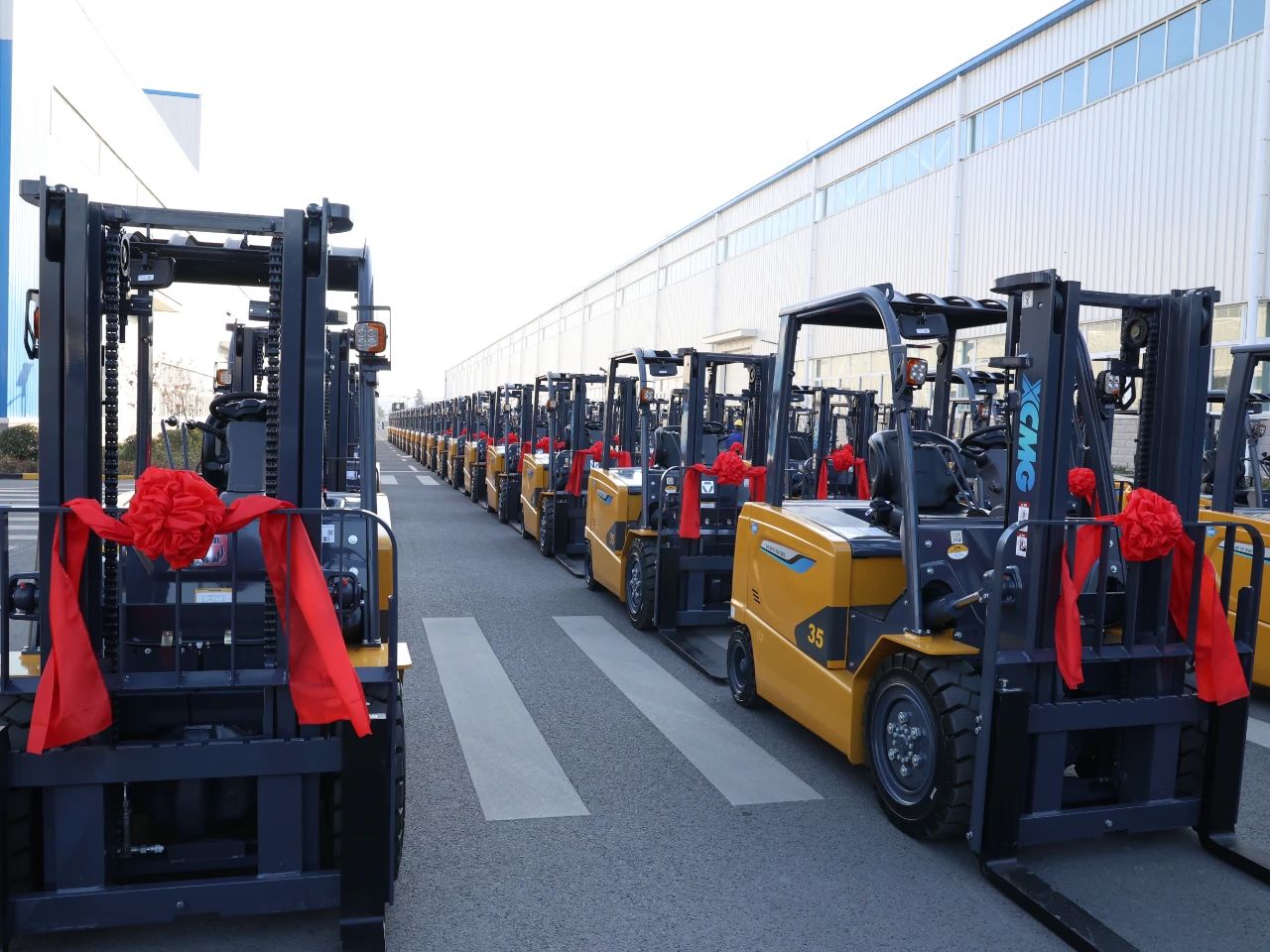 又是百余臺！徐工“鯤鵬”叉車批量交車