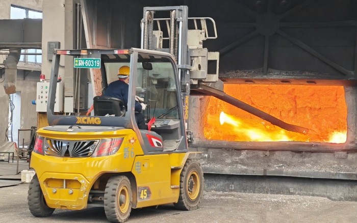 真金不怕火煉，徐工重載孔雀叉車威武霸氣！