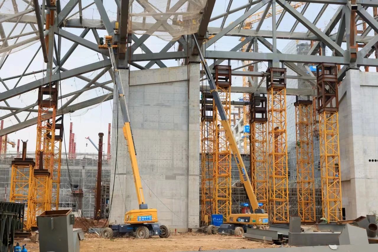 復(fù)雜環(huán)境顯身手！“徐工金”助力深圳冰雪世界