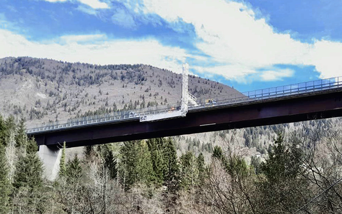 背靠阿爾卑斯山脈，徐工橋梁檢測車“C位”打卡