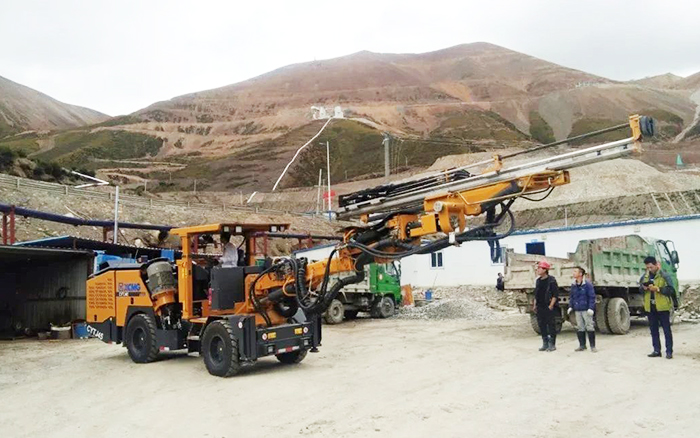 鐵礦開采，徐工礦用液壓掘進(jìn)鉆車先入為主！