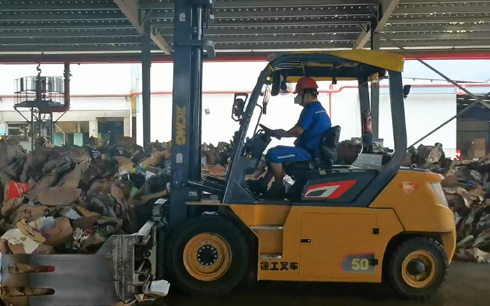 有實(shí)力！徐工孔雀電動叉車強(qiáng)勢入駐造紙行業(yè)