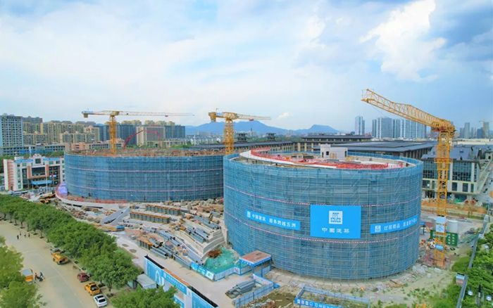 逐浪揚(yáng)帆，徐工塔機(jī)吊起蒼南大劇院“鋼鐵脊梁”
