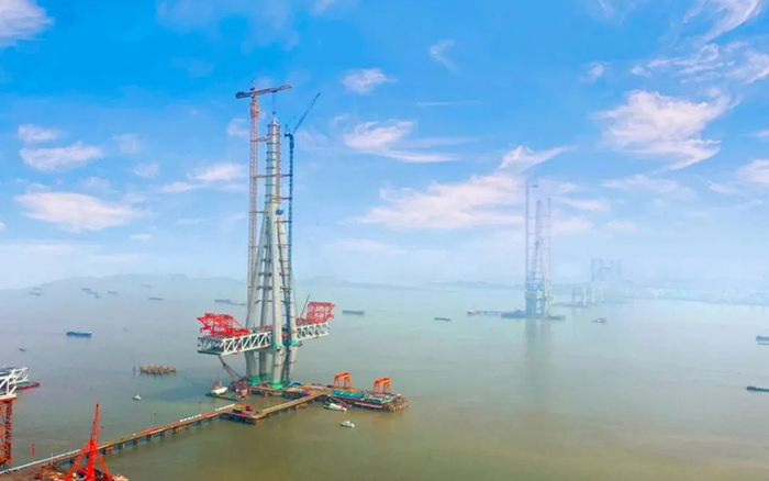 徐工建設(shè)！世界最高橋塔常泰長江大橋主塔順利封頂！
