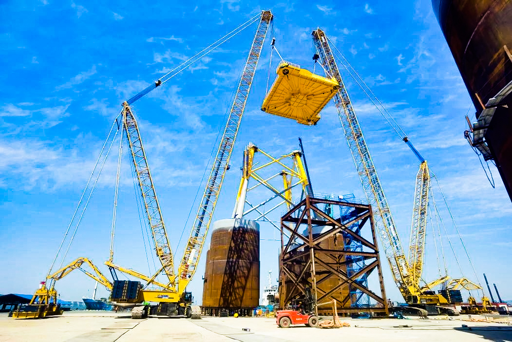 總重1972噸！徐工XGC12000助力大型導管架總組順利吊裝