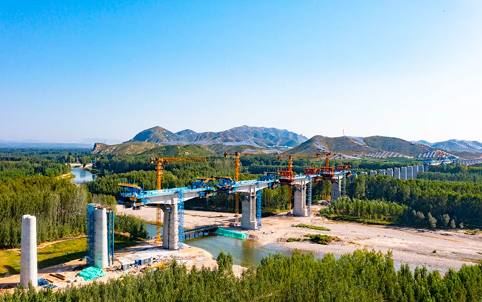 群塔筑雄忻！徐工助建山西首條時速350公里高鐵