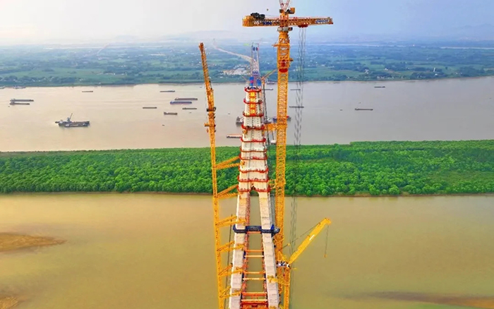 308米！徐工塔機助力世界最大跨度三塔斜拉橋喜封金頂