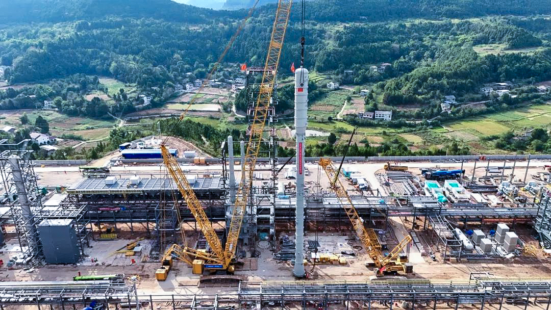 一次性成功！徐工履帶兄弟助力大型油氣田最長整體塔類吊裝