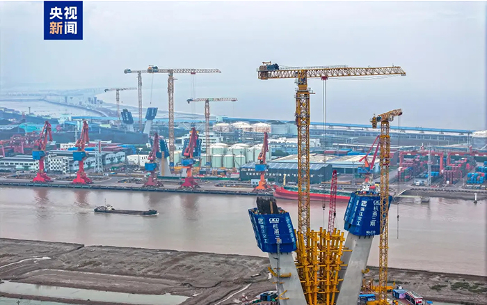 央視聚焦！徐工超大塔助建世界級橋梁工程！