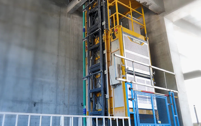 性能典范！徐工井道施工升降機(jī)助建超高層商務(wù)中心項(xiàng)目