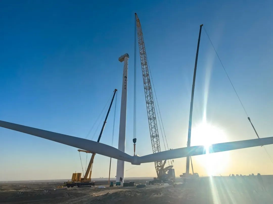 “零偏差”！西北戈壁現(xiàn)風電“超級大片”，徐工XLC18000M領銜多機協(xié)同吊裝