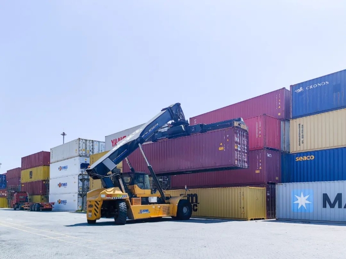 性能優(yōu)越！徐工正面吊助力海鐵聯(lián)運(yùn)發(fā)展