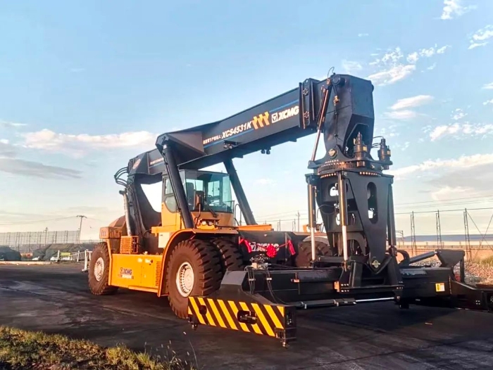 以質(zhì)提速！徐工傾斜吊具正面吊分鐘級響應(yīng)保障運(yùn)輸安全暢通