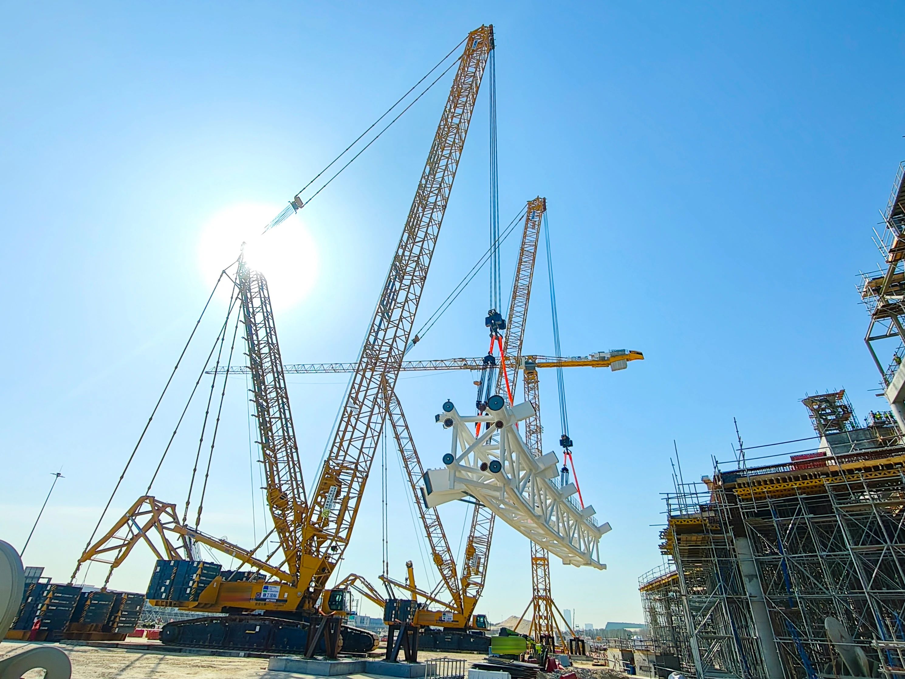 毫米級精度托舉世界杯夢想——徐工履帶起重機奮戰(zhàn)沙特！