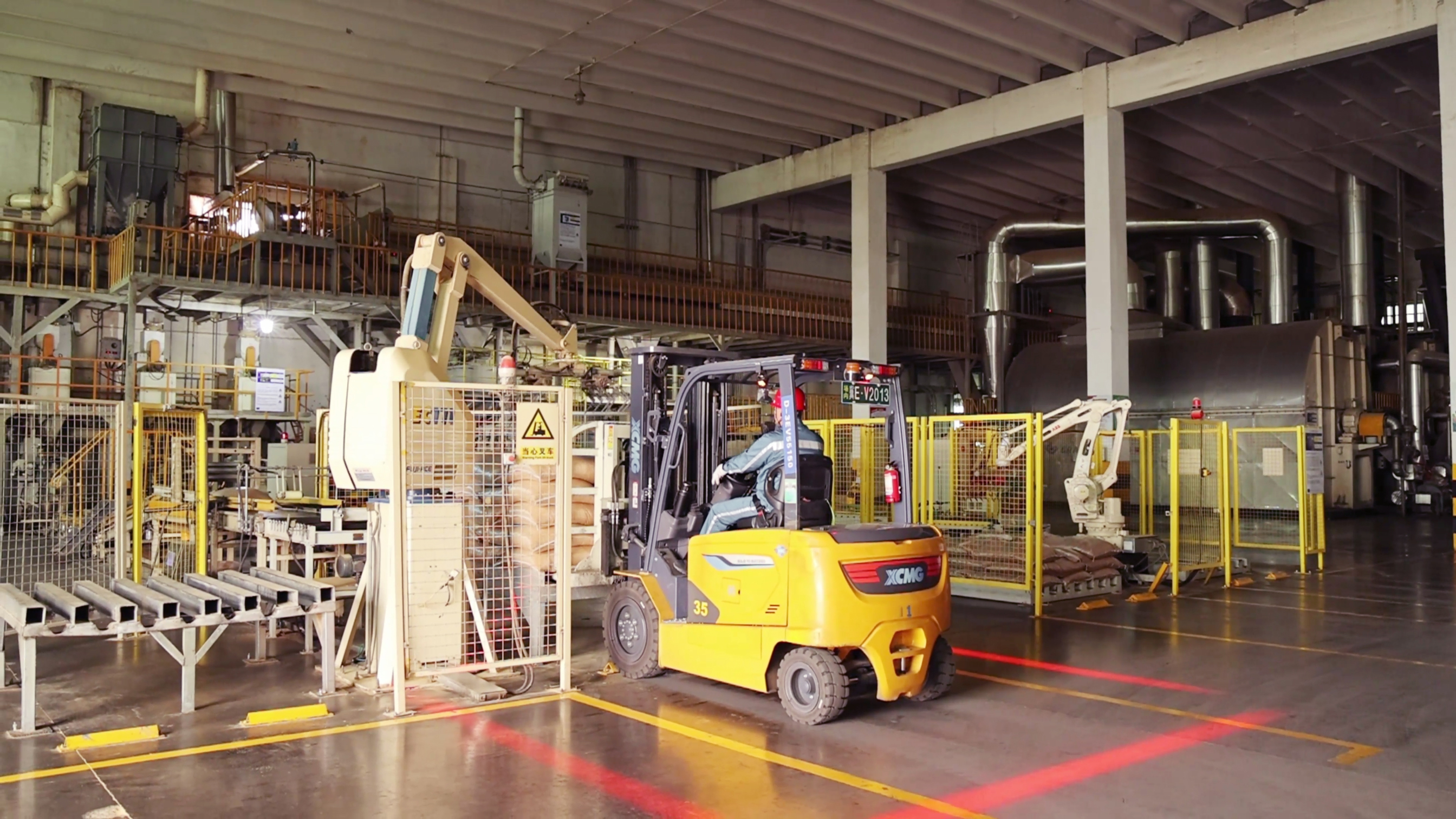 徐工鯤鵬系列新能源叉車，食品廠物料搬運(yùn)新方案