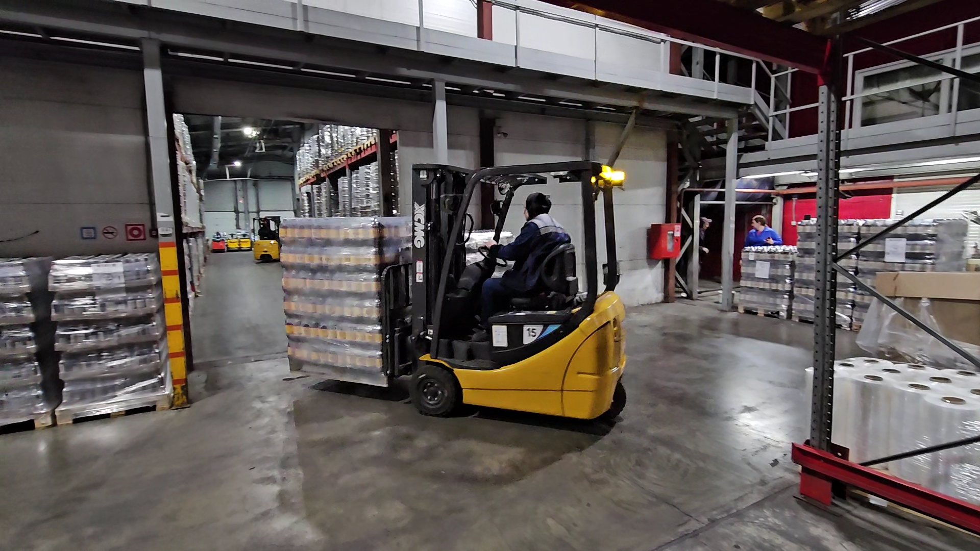 狹小空間搬運(yùn)利器！徐工三支點(diǎn)平衡重叉車