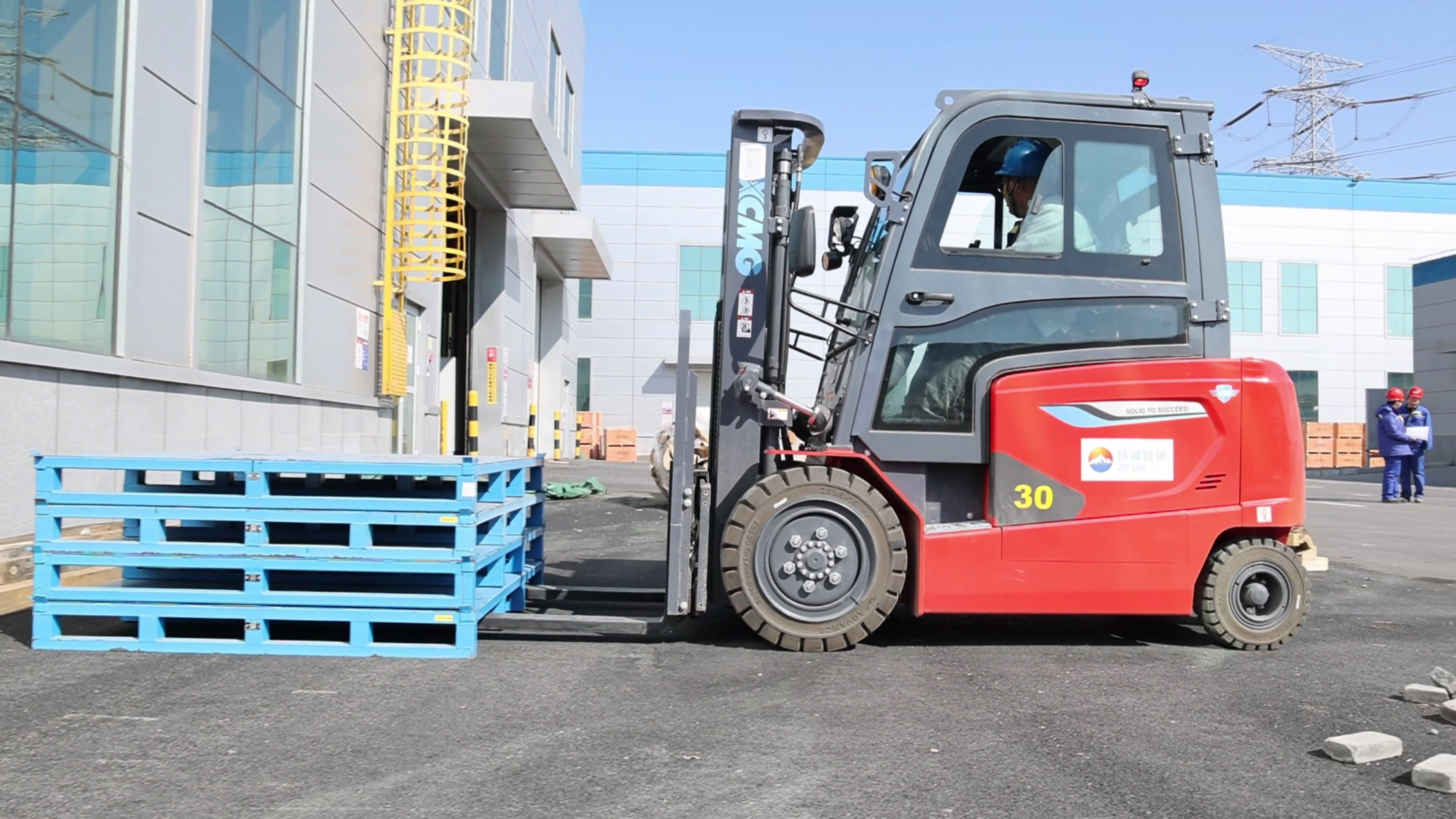 小巧精悍，徐工鯤鵬系列電動平衡重叉車制造業(yè)大展身手