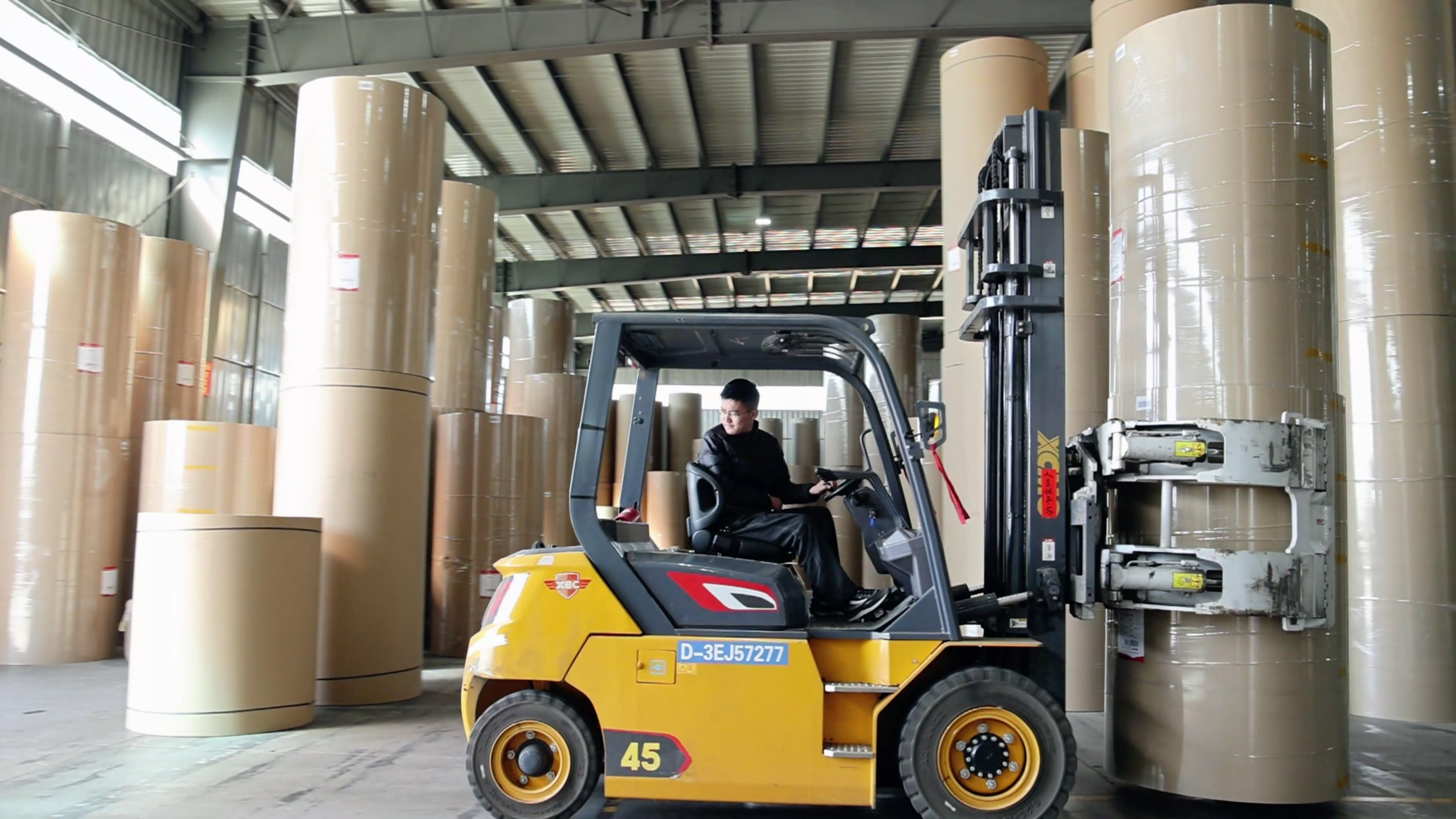 紙卷廠搬運(yùn)利器，徐工孔雀系列高壓重載電動叉車