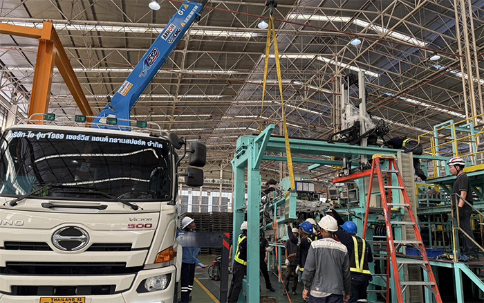 隨車吊界 “卷王” 現(xiàn)身東南亞廠房，一機(jī)頂十臺(tái)