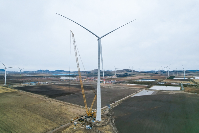 高空之巔，再鑄榮光！XLC18000M助力大型風電場首臺185米風機成功吊裝