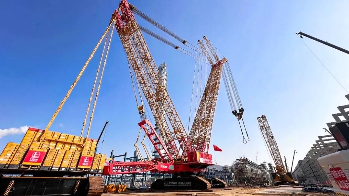 全球首臺問世的4000噸履帶式起重機，再創(chuàng)國內(nèi)吊裝新紀錄！