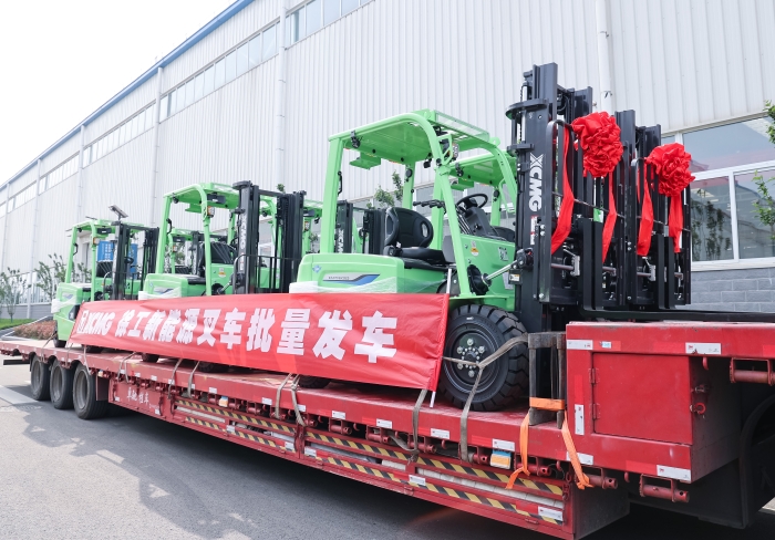 徐工鯤鵬系列電動平衡重叉車，再掀浦東貨運(yùn)站高效物流新篇