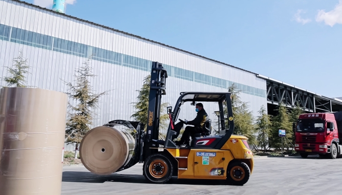 安全穩(wěn)如泰山，高效快人一步！徐工孔雀叉車造紙行業(yè)顯身手