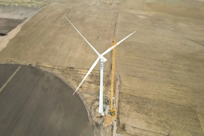 高空之巔，再鑄榮光！XLC18000M助力大型風電場首臺185米風機成功吊裝