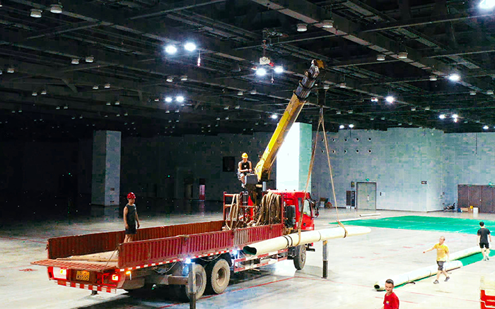 高效穩(wěn)護(hù)航，徐工隨車起重機(jī)賦能廣西會(huì)展中心體育場館塑膠鋪設(shè)