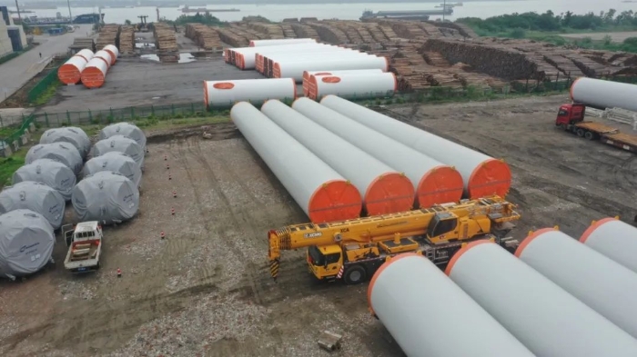 空間太小？在下徐工G2代可變支腿，百噸塔筒在港口“穩(wěn)運(yùn)”！