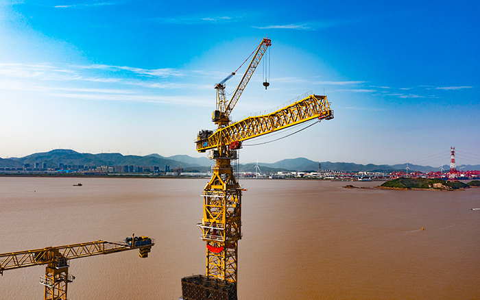 雙塔筑脊梁！徐工超大塔助建世界級大橋