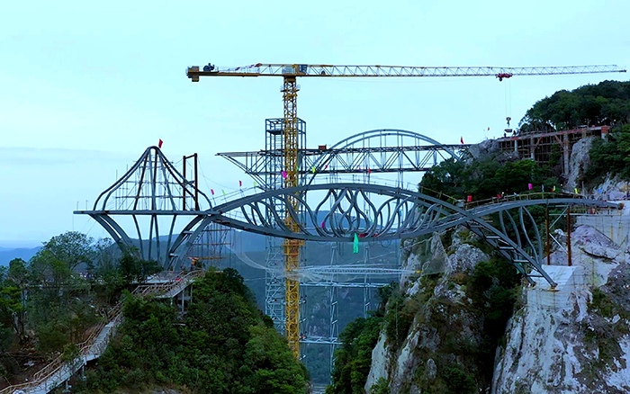 一覽眾山小！看徐工塔機(jī)「與山齊肩」