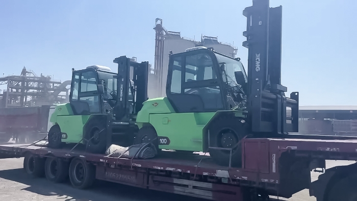 從室內(nèi)到室外，24小時(shí)不停歇！徐工孔雀叉車扎根新疆鋼材廠
