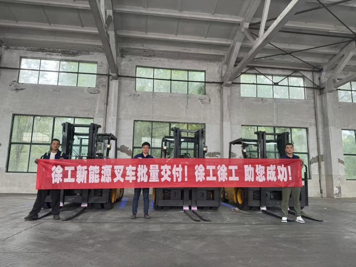 品質(zhì)與服務(wù)共拓市場新局！徐工孔雀叉車賦能冶金行業(yè)