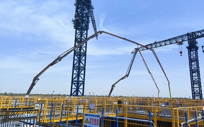 72米巨臂顯神威！徐工“鋼鐵俠”集結(jié)漢南長江大橋