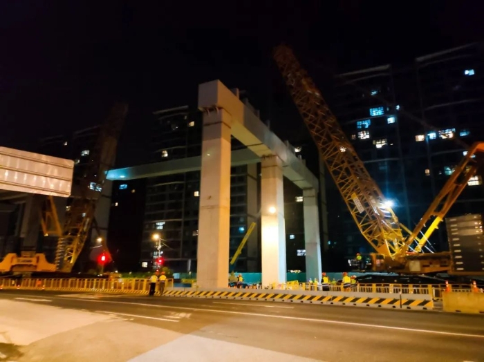 雙機聯(lián)動，毫米操控！徐工XGC11000高效破解高架橋施工難題