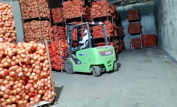 徐工鯤鵬系列新能源叉車，為食品冷庫工廠注入綠色動能