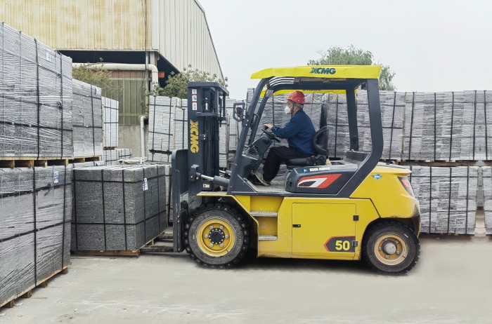 有“石”力！徐工孔雀電動叉車強(qiáng)勢入駐石材廠