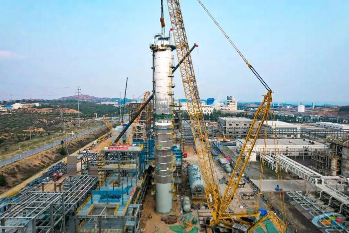 二十載老將再建功！徐工QUY450協(xié)助XGC12000輕松搞定百噸精餾塔