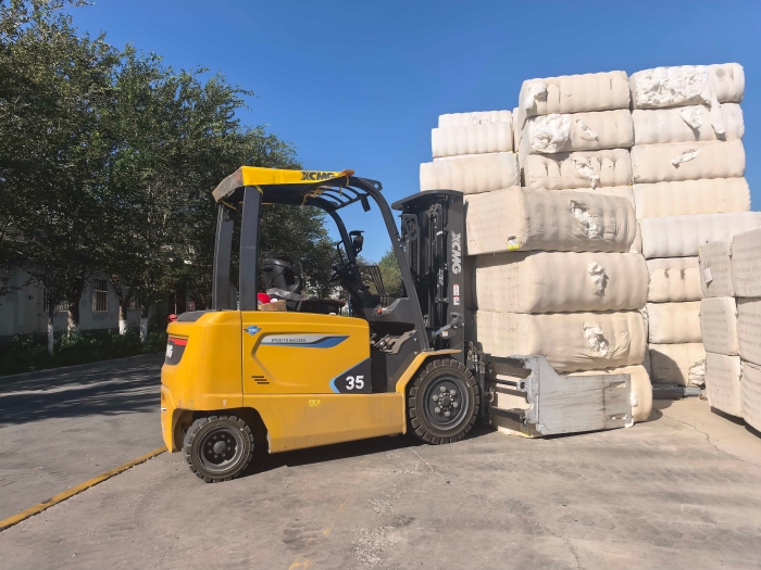 徐工鯤鵬電動叉車，賦能西北棉花產(chǎn)業(yè)高效運(yùn)轉(zhuǎn)