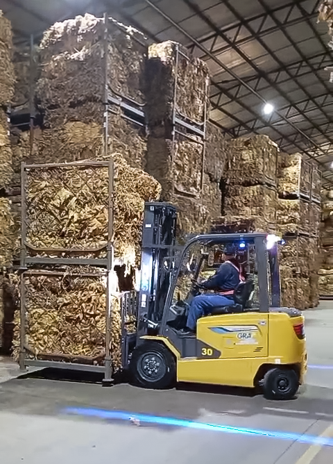 徐工鯤鵬電動叉車：煙草運(yùn)輸?shù)陌踩咝逻x擇